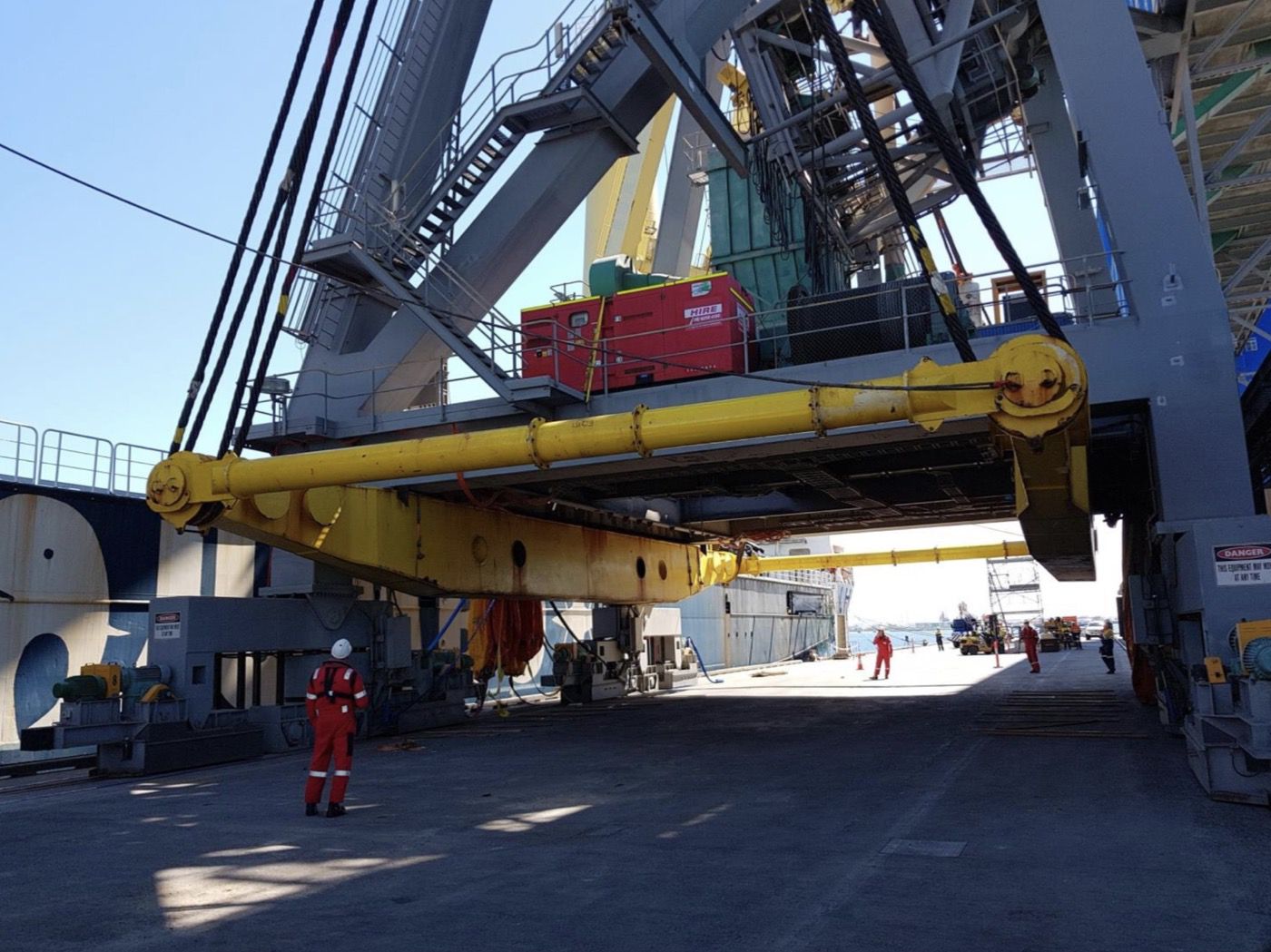 4-fremantle-port-crane-removal@2x