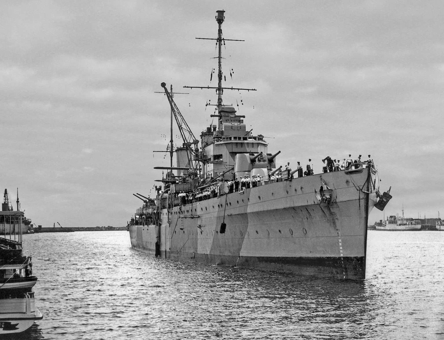 1941 May - HMAS Sydney enters port - Fremantle Shipping News